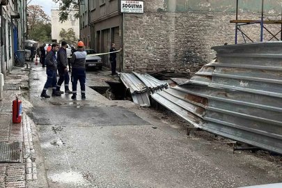 İnşaat yanında zemin çöktü doğalgaz ve su borusu patladı
