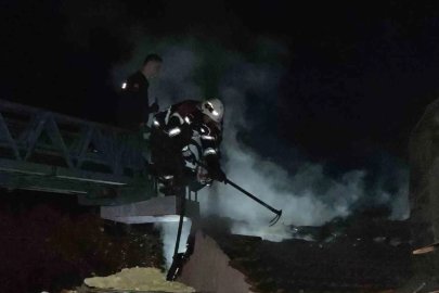 Yangında ev kül oldu, 4 kişilik aile zor kurtuldu
