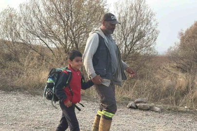 Babasının sırtında dereyi geçiyordu, engelli öğrenci için kaymakamlık harekete geçti
