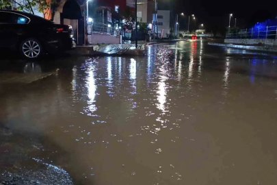 Tekirdağ’da sağanak yağış etkili oldu, cadde sular altında kaldı

