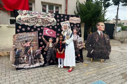 Yağmura aldırış etmeden Atasına şemsiye tutan küçük kızın davranışı yürekleri ısıttı

