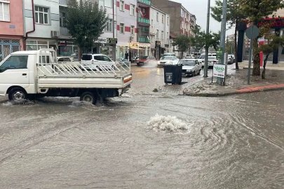 Karaman’da sağanak yağış yolları göle çevirdi

