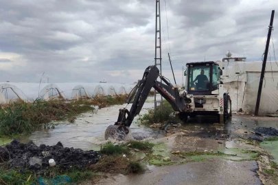Akdeniz Belediyesi ekipleri sağanak yağışa karşı 10 noktada müdahale etti
