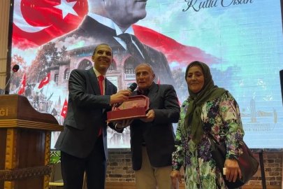 Vali Taşolar, bisikletiyle ve elinde bayrağıyla konvoya katılan Urfullah Çiftçi’yi resepsiyonda ağırladı
