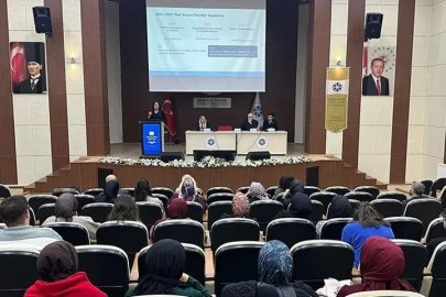ETÜ’de "Cumhuriyet ve kalkınma" paneli düzenlendi

