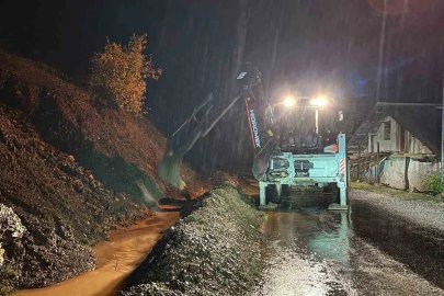 Feke’de düşen kayalar iş makineleriyle temizleniyor
