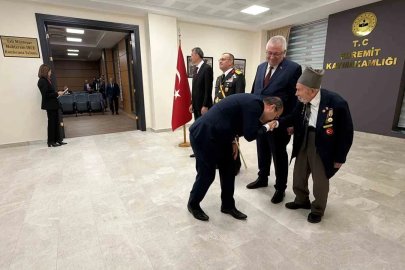 Cumhuriyet Bayramında, Kore Gazisi’ne gösterilen saygı tebrikat törenine damga vurdu
