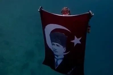 Akyaka’da Cumhuriyet Bayramı’nı su altında kutladılar
