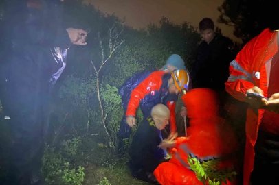Bursa’da mahsur kalan yaşlı çift için seferber oldular: Jandarma sırtında taşıdı
