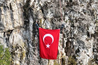 Dağcılar kayalıkta dev Türk bayrağını dalgalandırdı
