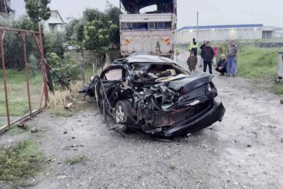 Trenin çarpmasıyla metrelerce sürüklenen otomobildeki anne öldü, oğlu yaralandı
