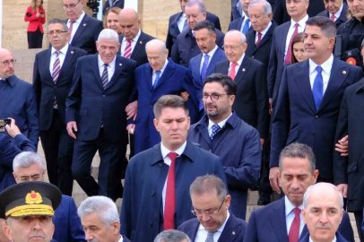 Bahçeli ve Dervişoğlu, Anıtkabir merdivenlerinden kol kola indi
