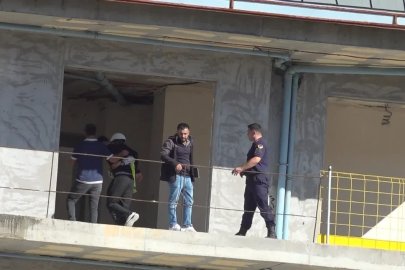 Alanya’da inşaatın balkonuna çıkan işçiyi arkadaşı ikna etti

