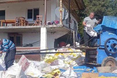 Andırın’da yerli mısır hasadı, Patosta çekilen mahsul güneşte kurutuluyor
