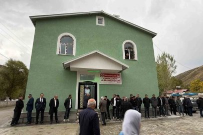 Tatvan’da hayırseverlerin desteğiyle yapılan cami ibadete açıldı
