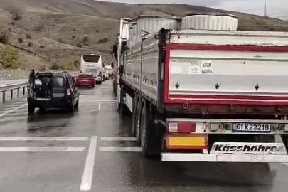 Erzincan-Erzurum yolunda yağış nedeniyle kontrolden çıkan tırlar çarpıştı, ulaşım durdu
