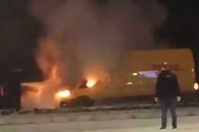 Denizli’de kargo aracı alev aldı
