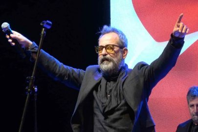 Ayvalık’ta 21. Uluslararası Zeytin Hasat Festivali’nde Feridun Düzağaç sahne aldı
