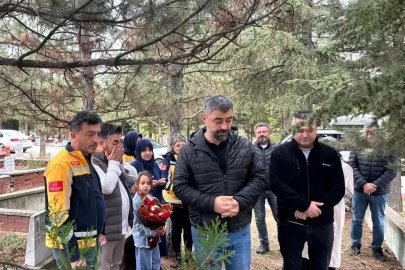 Eskişehir’de görev şehidi sağlık çalışanı kabri başında anıldı
