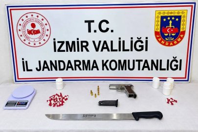 İzmir’de uyuşturucu operasyonu: 77 hap ele geçirildi
