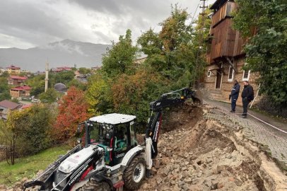 Kemaliye’de istinat duvarı çöken yol trafiğe kapatıldı
