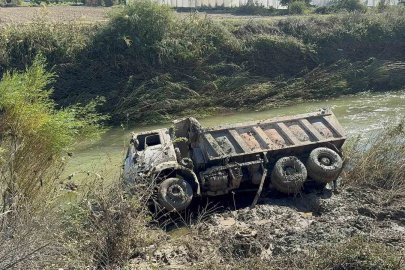 Taşkının yaşandığı Tersakan Çayı’na kamyon devrildi
