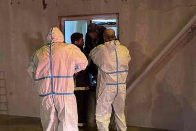 Kapıdan çıkamayan 2 yaşlı kadını itfaiye pencereden kurtardı
