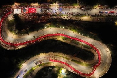 Antalya 30 Ekim’de de Cumhuriyeti kutladı: 400 metrelik dev bayrakla fener alayı düzenlendi
