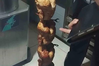 Mide bulandıran görüntülerin ortaya çıktığı restoranda vatandaşlara yedirilmeye hazırlanan bozuk tavuk ele geçirildi
