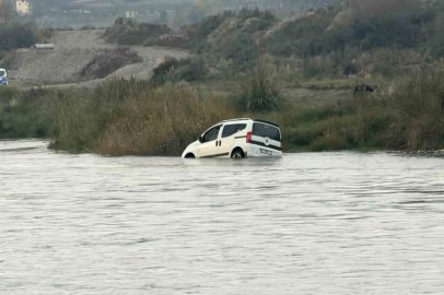 Balık tutmaya gittikleri çayda su seviyesinin yükselmesi ile otomobil mahsur kaldı
