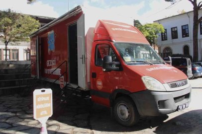 Muğla Halk Kütüphanesi’nde hizmet gezici kütüphaneyle sürüyor
