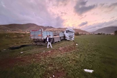 Van’da tır şarampole yuvarlandı: 2 yaralı
