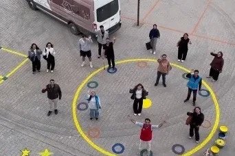 Kahramanmaraş’ta üniversiteli gençlerden ilkokulda renkli boyama etkinliği
