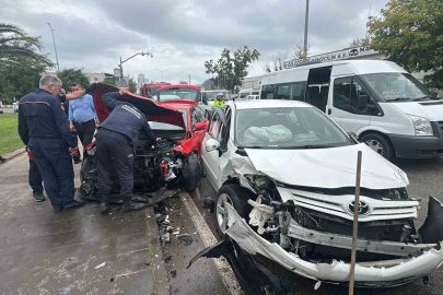 Samsun’da otomobiller kafa kafaya çarpıştı: 1’i ağır 2 yaralı
