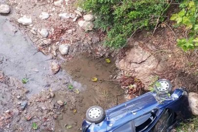 Kontrolden çıkan otomobil dereye uçtu: 3 yaralı
