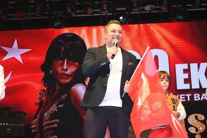 Kuşadası’nda 250 metrelik dev Türk bayrağı açıldı

