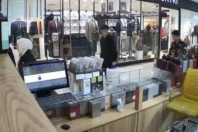 Önce kokladı, hoşuna gidince parfümü cebine koyup uzaklaştı
