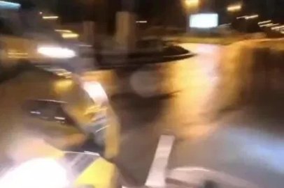 Hafif ticari araç ile motosiklet kavşakta çarpıştı

