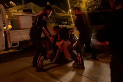 Motosikletinin çalındığını iddia eden alkollü şahıs, yoldan geçen otomobili polis aracı sanıp saldırdı
