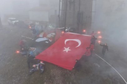 Ay yıldızlı bayrak karadan ve sudan zirveye ulaştı
