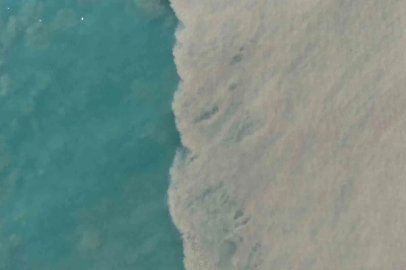 Derelerden akan sular Akdeniz’i kahverengiye çevirdi
