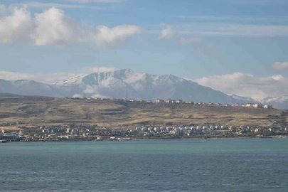 Van’da beyaz zirveler ile gölün maviliği aynı karede buluştu
