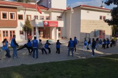 Gönüllü gençler çocuk evlerinde kalan çocuklarla buluştu
