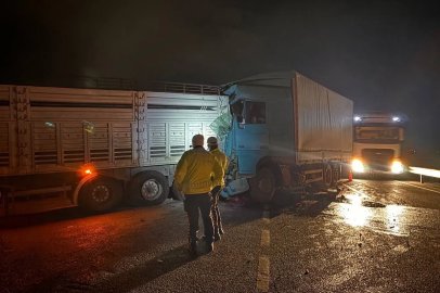 Erzincan-Erzurum kara yolunda tır ile kamyon çarpıştı: 2 yaralı
