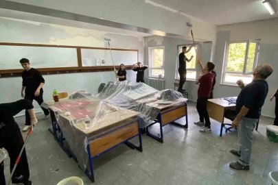 Öğrenciler sınıflarını kendi elleriyle boyadılar
