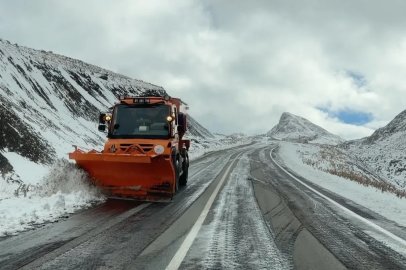Van-Bahçesaray yolunda mevsimin ilk karı yağdı, bölge beyaza büründü
