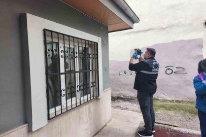 Muhtarlığın kamerasını söküp bahçeye attılar

