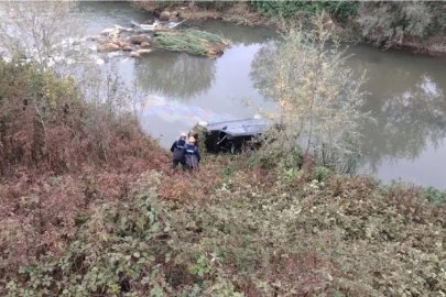 Bolu’da virajı alamayan otomobil dereye uçtu
