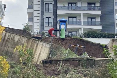 İstinat duvarı çöktü, kayan toprak çocuk parkını yuttu
