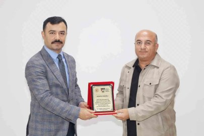 Kaymakam Soysal’dan İHA muhabirine plaket
